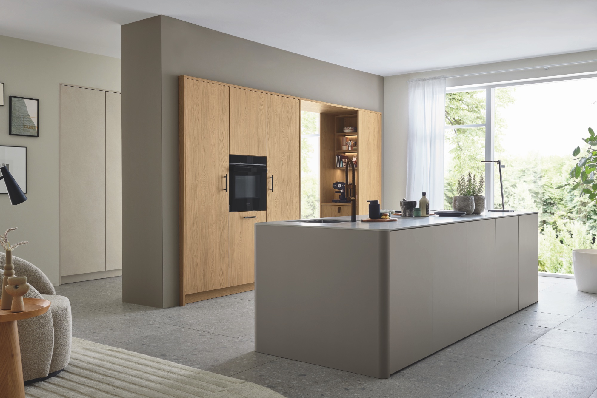 Elegante Küche mit heller Marmormaserung