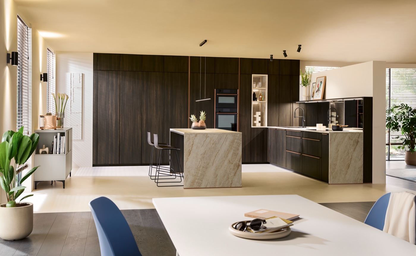 Schüller Designküche in Eiche Siena mit versteckter Speisekammer-Tür